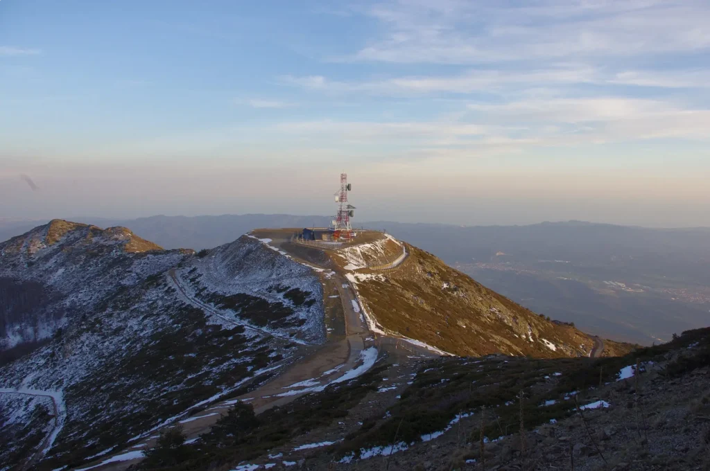Cresta del Montseny con la cima del Puig Sesolles al atardecer en Ruta trail de Alella al Montseny