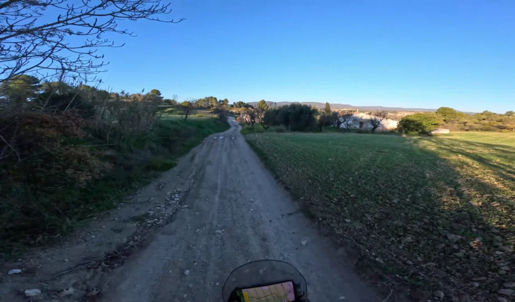 Ruta trail fácil cerca de Igualada (Santa Margarida de Montbui), vista desde moto trail con GPS siguiendo un track GPX.