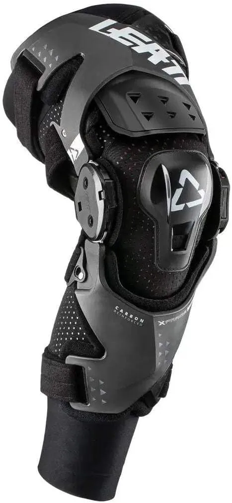 Rodilleras Leatt X-Frame Hybrid puestas con bota trail, vista lateral