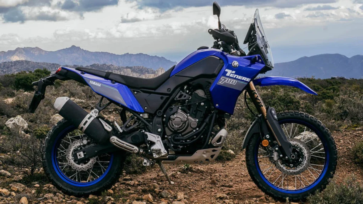 Moto Yamaha Ténéré 700 azul en ruta trail por la Sierra de Gredos