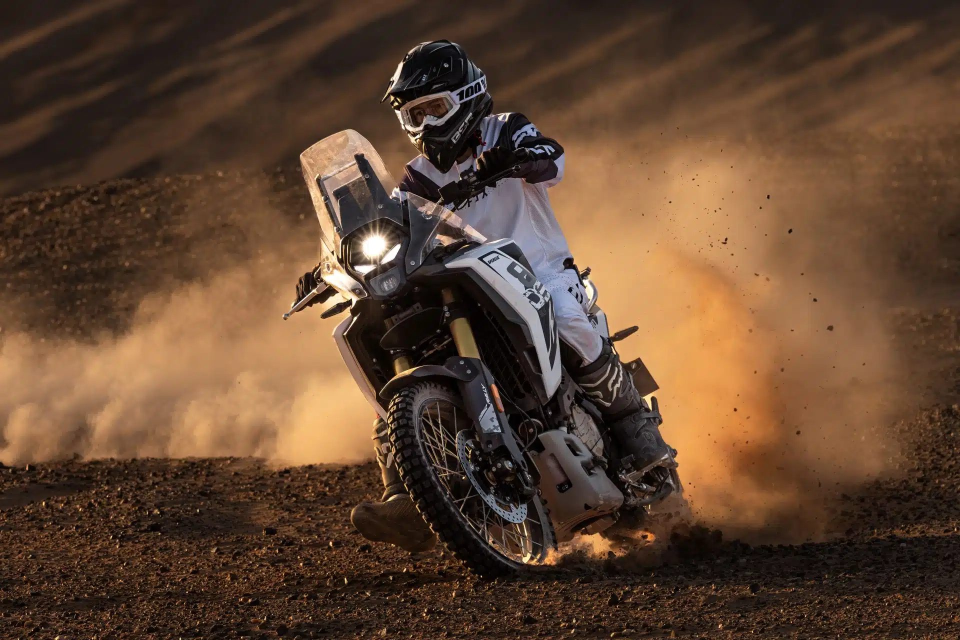 Voge DS800 Rally (2025): precio, ficha técnica y primeras impresiones antes de probarla Voge DS800 Rally derrapando en pista de tierra, curva off-road con polvo y faro LED encendido