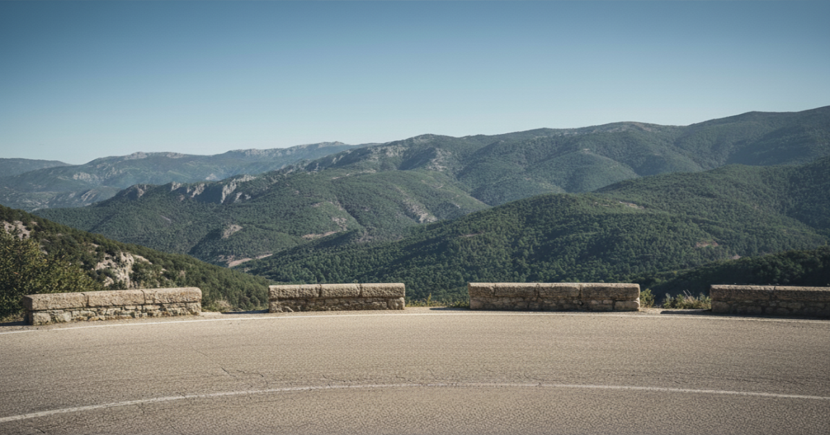 Ruta en moto por la Sierra de Gredos 2025 Curva de montaña con mirador en la Sierra de Gredos y vistas panorámicas a los valles verdes
