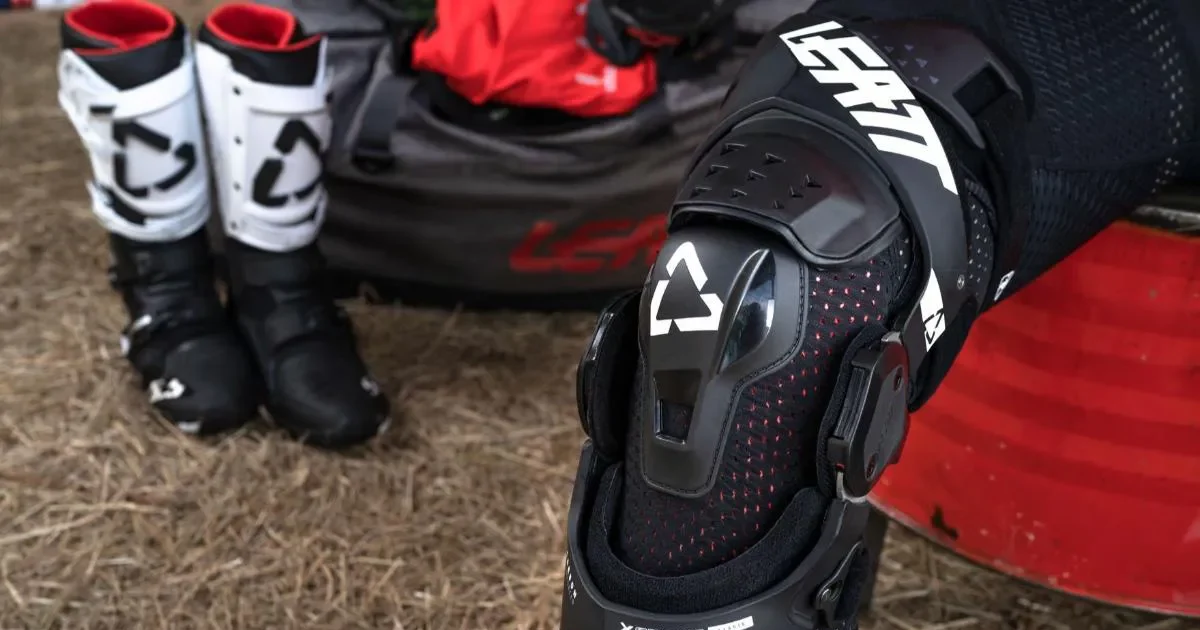 Rodilleras Leatt X-Frame negras con protecciones para trail y enduro