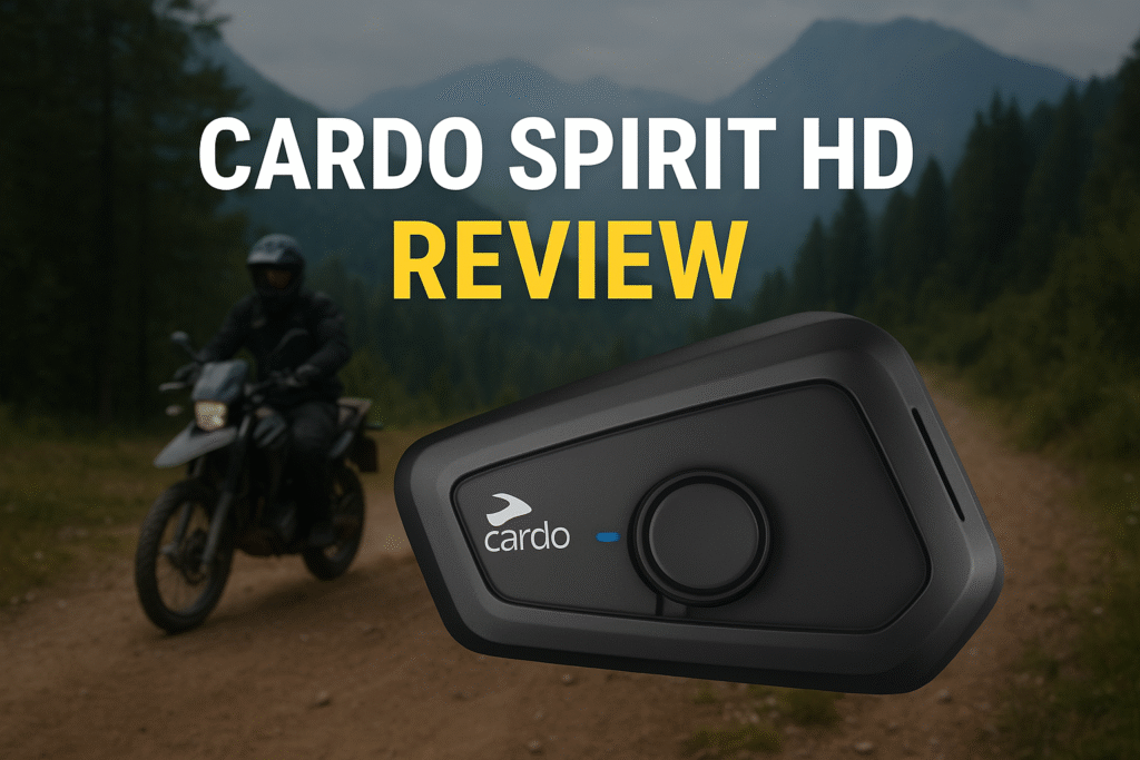 Motociclista usando el intercomunicador Cardo Spirit HD durante ruta trail