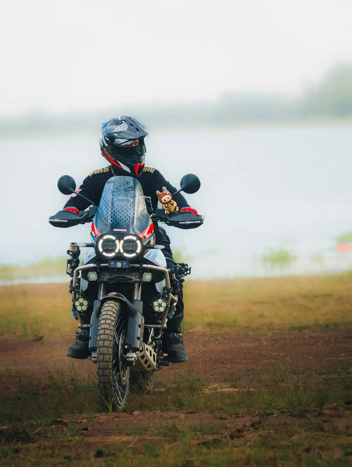 Casco trail en moto adventure durante una ruta