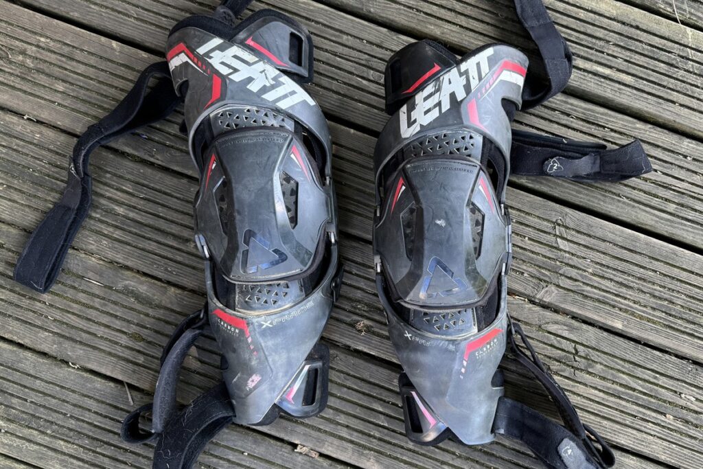 Rodillera Leatt X-Frame Hybrid vista de frente